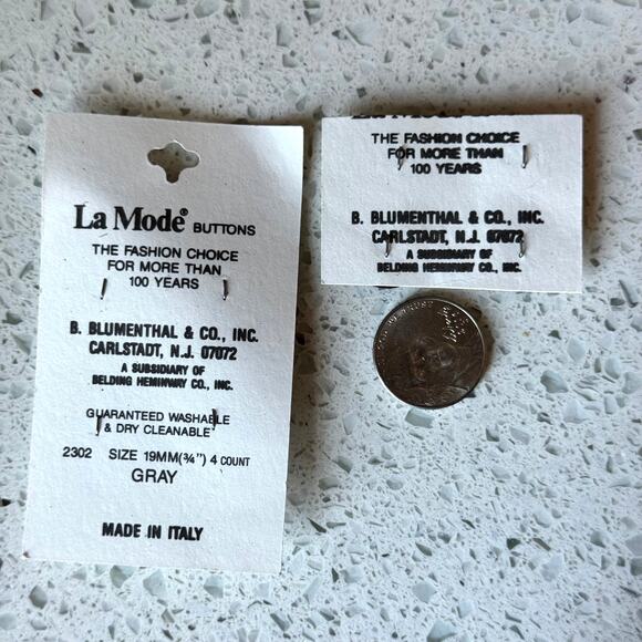8 NEW Vintage 70s La Mode Gray Black Round 4 Hole Sewing Buttons On Card - Picture 6 of 6